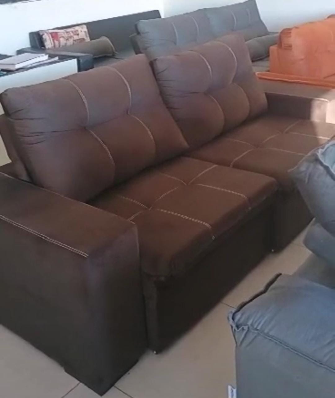 COMPRA COLETIVA DE SOFÁS 10 pedidos juntos. Menos custo. Sofá retrátil 2,30 m R$ 2.890 → R$ 1.389 Você paga pelo sofá. Não pela estrutura da loja.